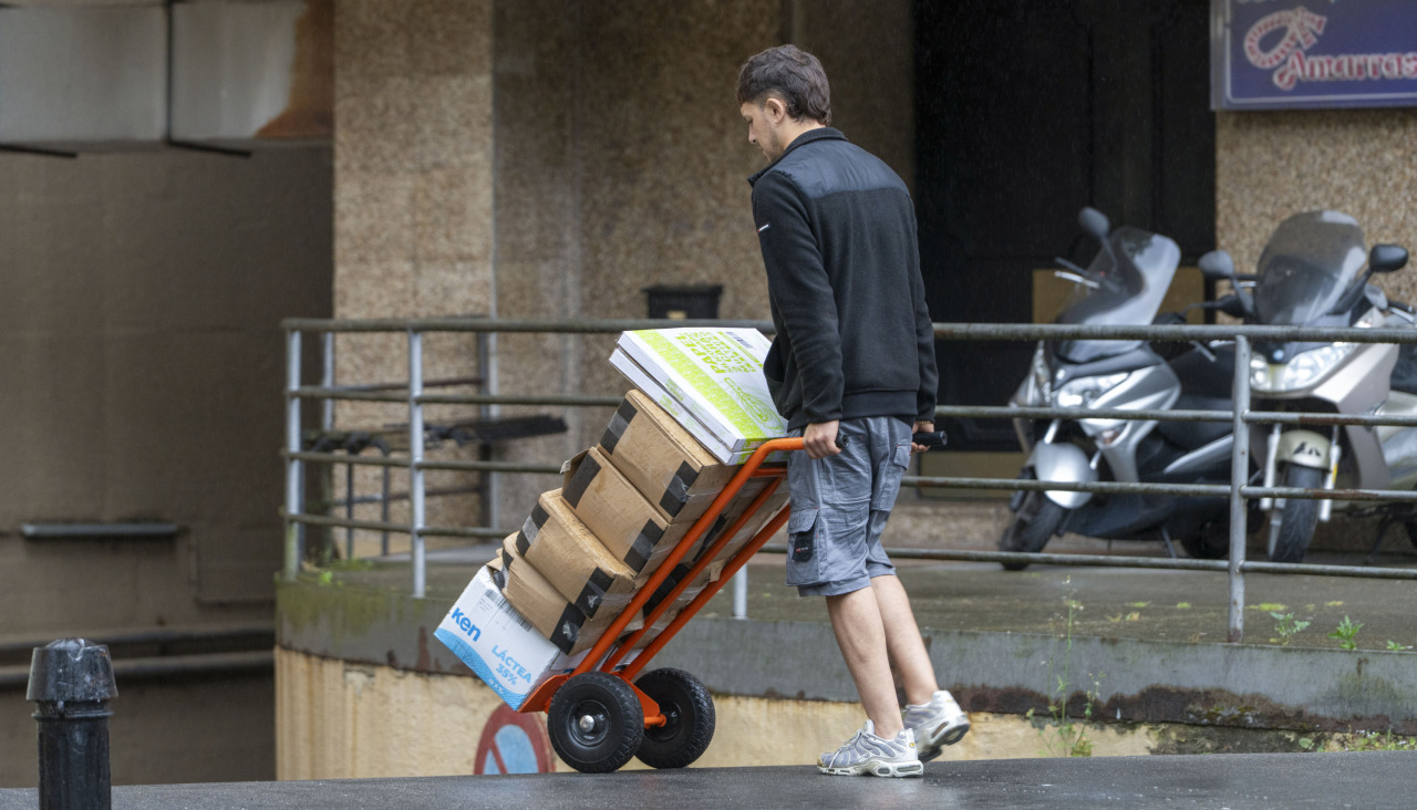 Un trabajador transporta mercancía