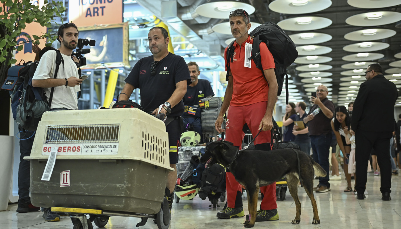 Bomberos del consorcio provincial de Málaga y sus perros llegan al aeropuerto de Madrid-Barajas tras trabajar en labores de rescate en las zonas devastada por los terremotos en Venezuela.