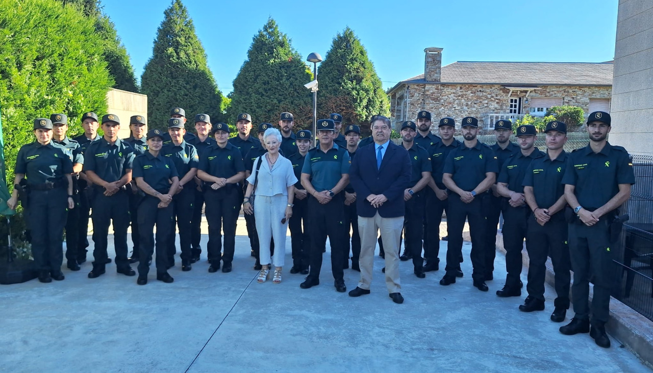Foto de familia de los nuevos agentes en la comarca