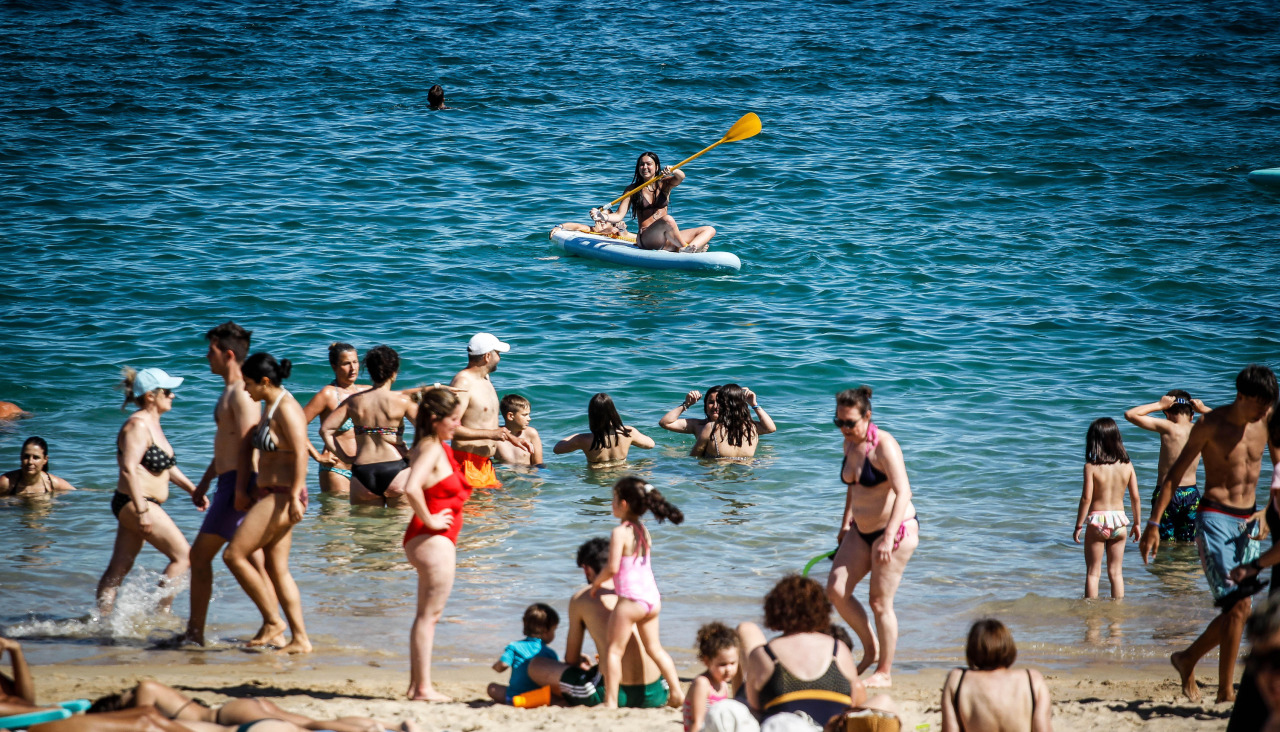 Bañistas en la playa de San Amaro