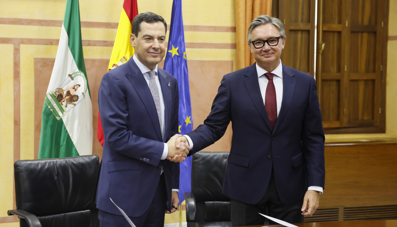 El candidato a la investidura y líder de los populares andaluces, Juanma Moreno, y el líder de Vox en la comunidad, Manuel Gavira, durante la firma del "acuerdo de gobierno y estabilidad", este jueves en el parlamento andaluz, que celebra una segunda votación sobre la investidura de Juanma Moreno como presidente de la Junta.-EFE/ José Manuel Vidal