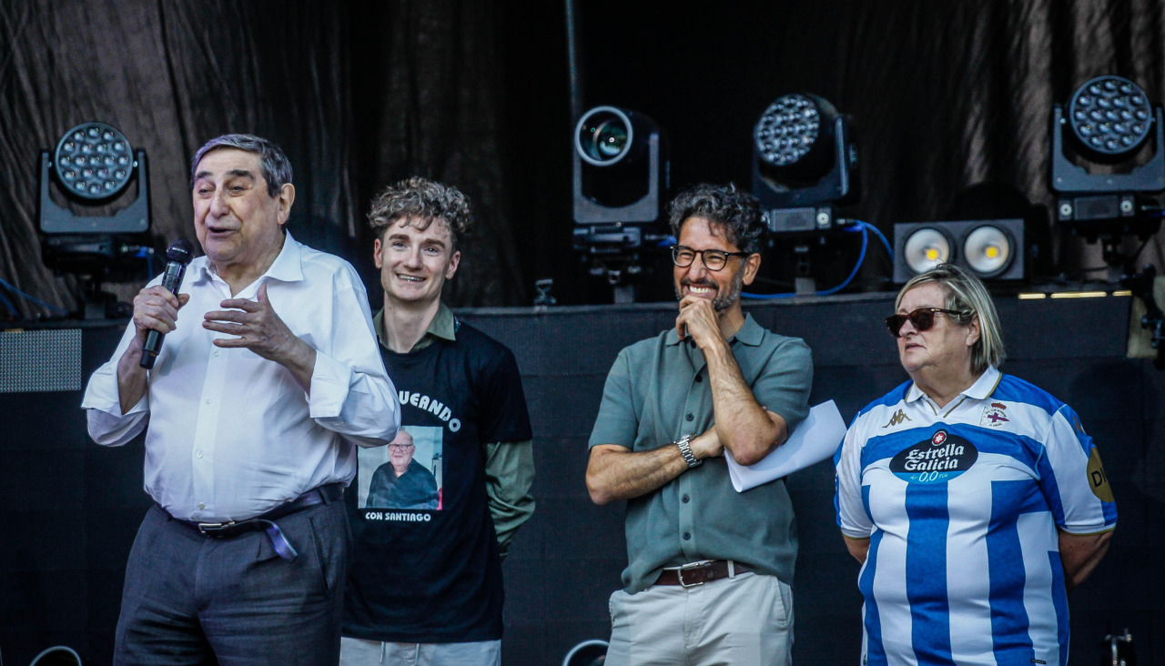 Augusto César Lendoiro (primero a la izquierda) y el exfutbolista Iago Iglesias (segundo a la derecha) fueron los encargados de dar el pregón en la Fiesta de Monte Martelo
