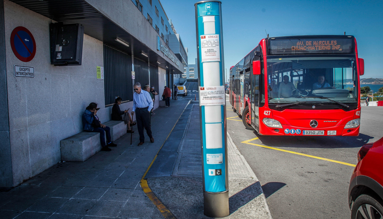 Llegada del 17 a la parada del Chuac,