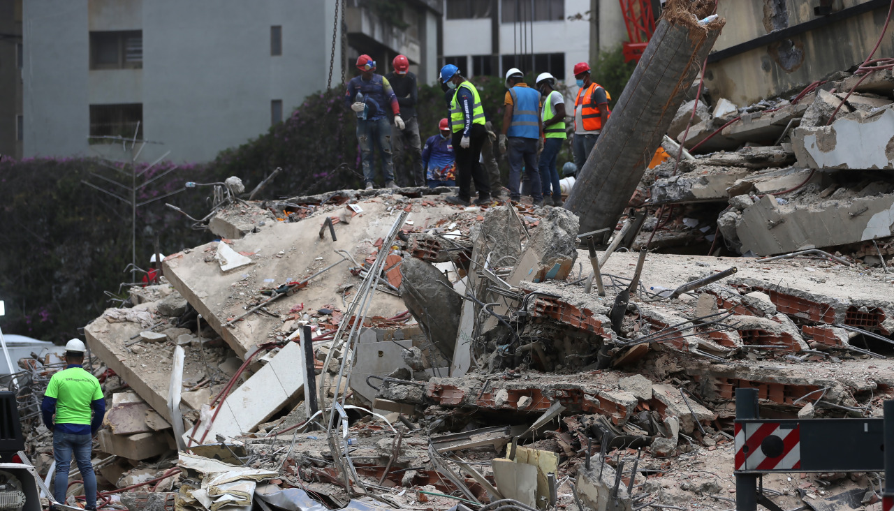 Integrantes de cuerpos de rescate realizan operaciones de búsqueda en edificaciones de Caracas