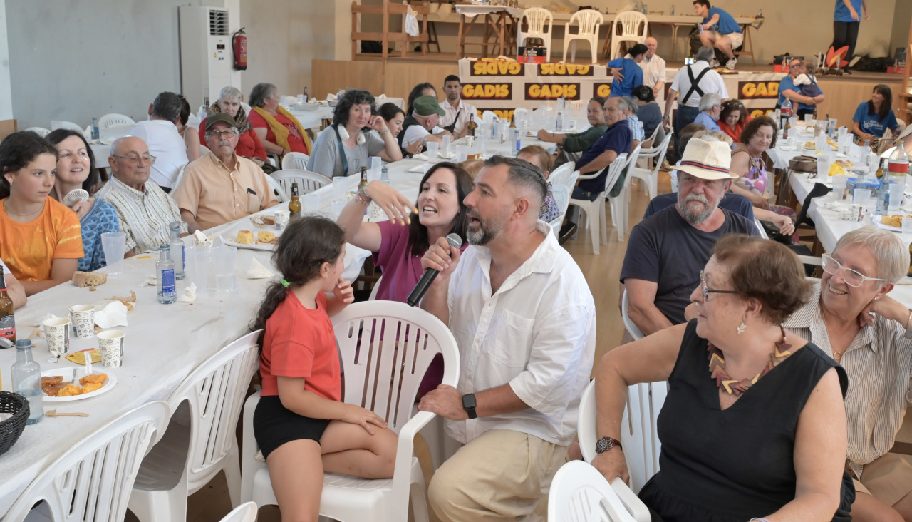Dano Cerebral A Coruña celebró este jueves una nueva edición de su tradicional sardiñada, una jornada de convivencia que reunió a profesionales, personas usuarias de la entidad y sus familias en un ambiente festivo