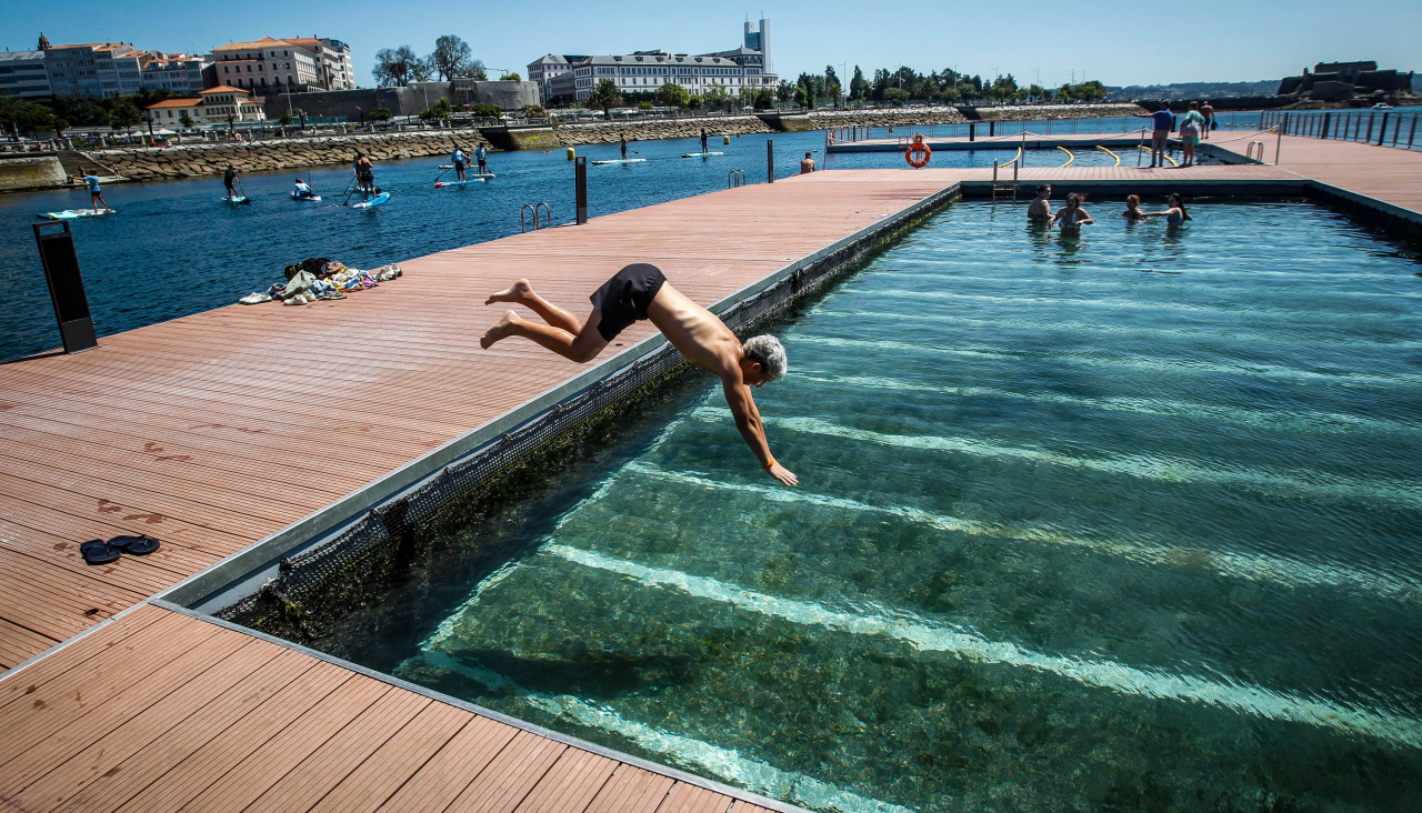 Piscina abierta al público en la plataforma de O Parrote