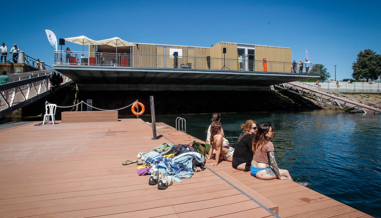 Este viernes se abrió al público la piscina marina de O Parrote y se inauguró La Potera, un centro de servicios equipado para complementar las actividades que pueden desarrollarse en la plataforma de baño.