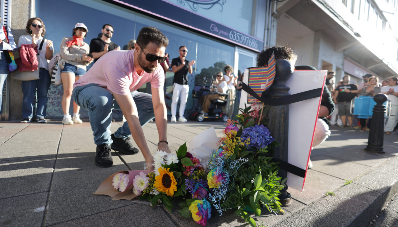 Ofrenda floral en el homenaje por el quinto aniversario del fallecimiento de Samuel Luiz