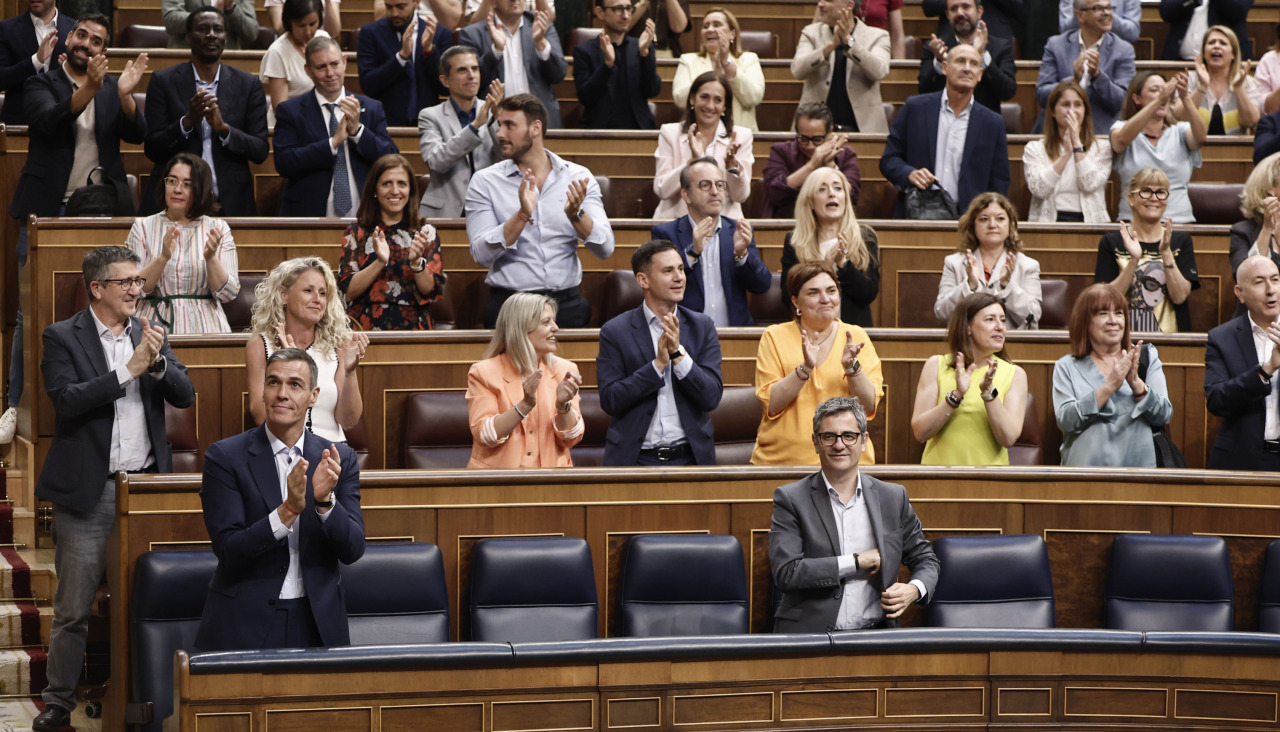El presidente del Gobierno, Pedro Sánchez, aplaude junto a los diputados de su grupo en el hemiciclo del Congreso