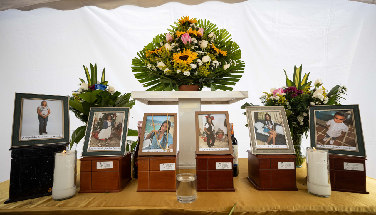 Imágenes de fallecidos en los dos terremotos, durante una ceremonia fúnebre