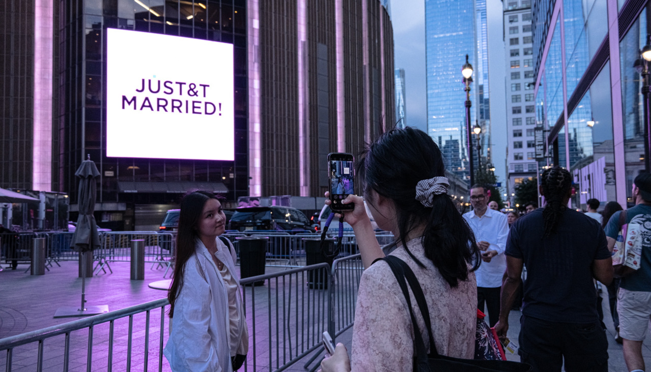 Fans de Taylor Swift se fotografían con el cartel que confirma su boda