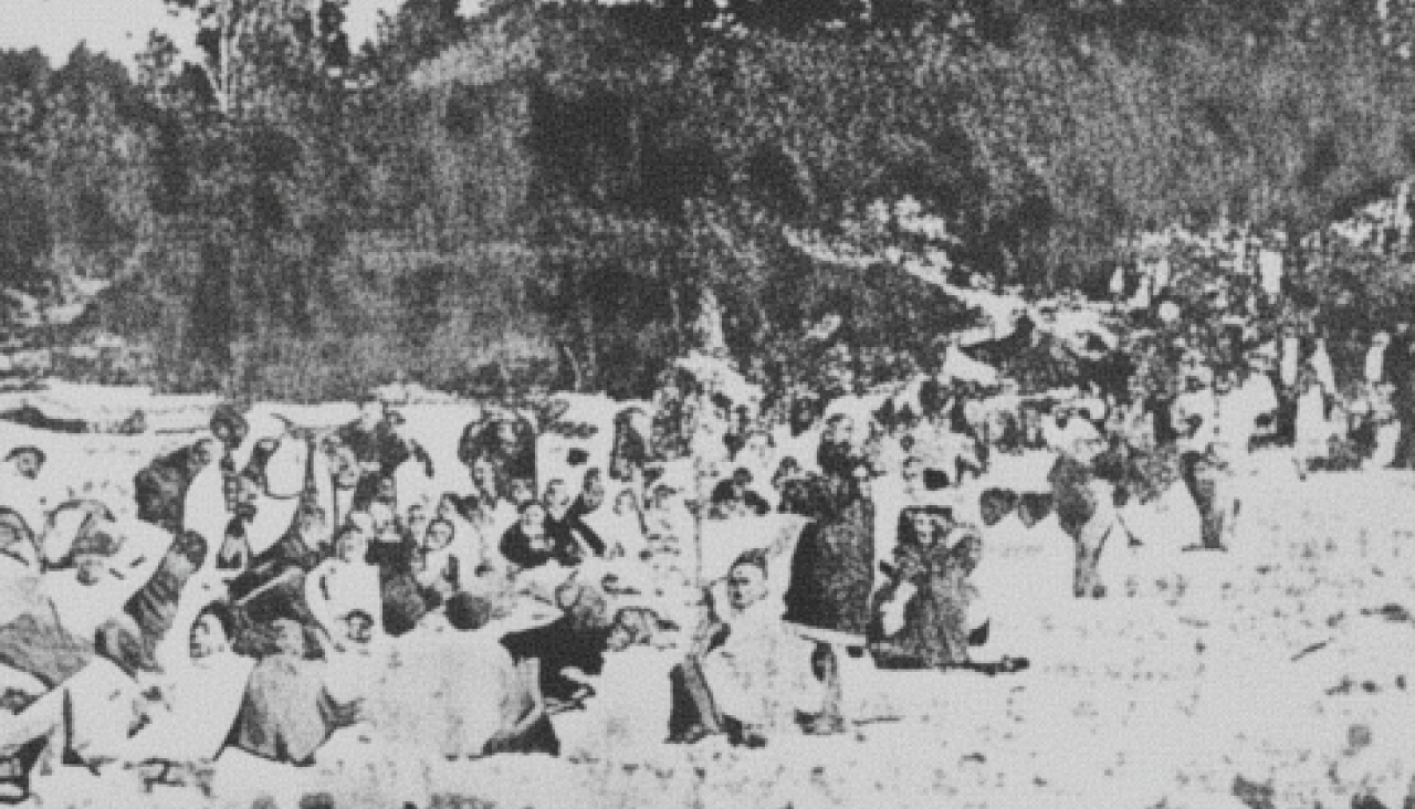 Niños de las colonias de Madrid en la playa del Sanatorio de Oza en julio de 1926