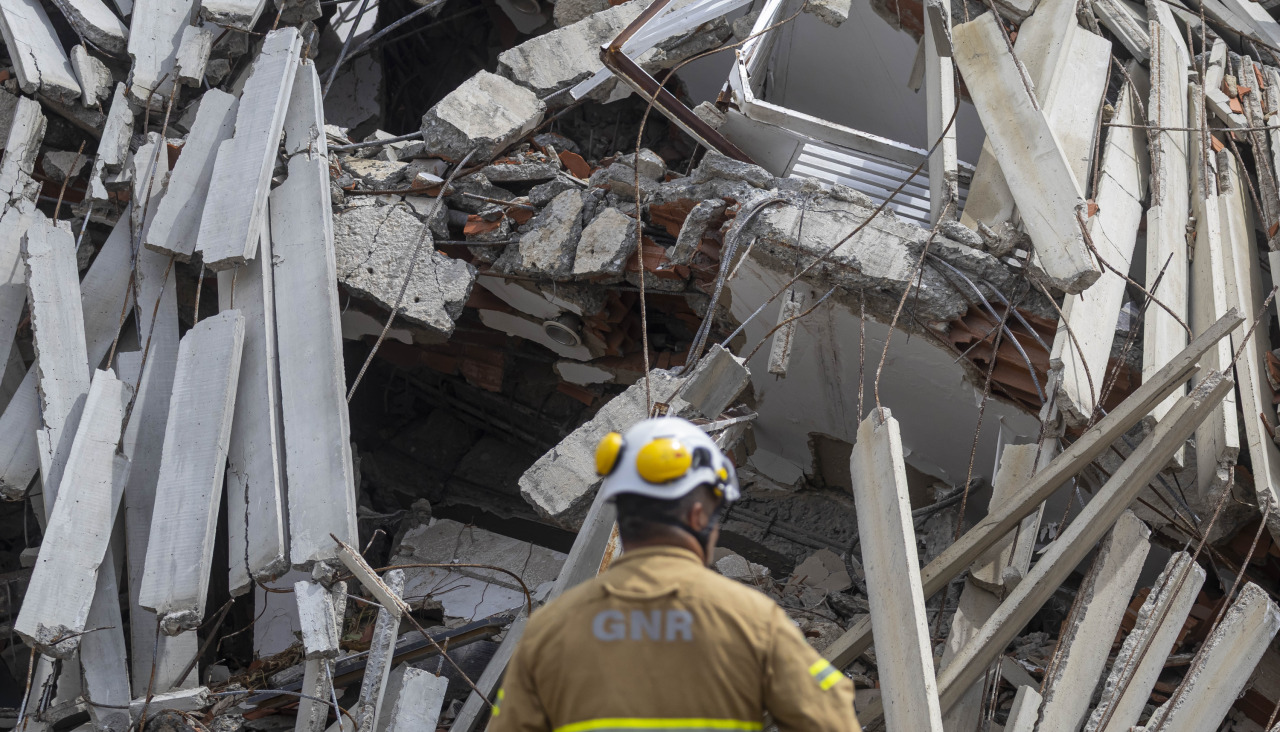 Un rescatista realiza labores de búsqueda en una zona un afectada por el doble terremoto de Venezuela