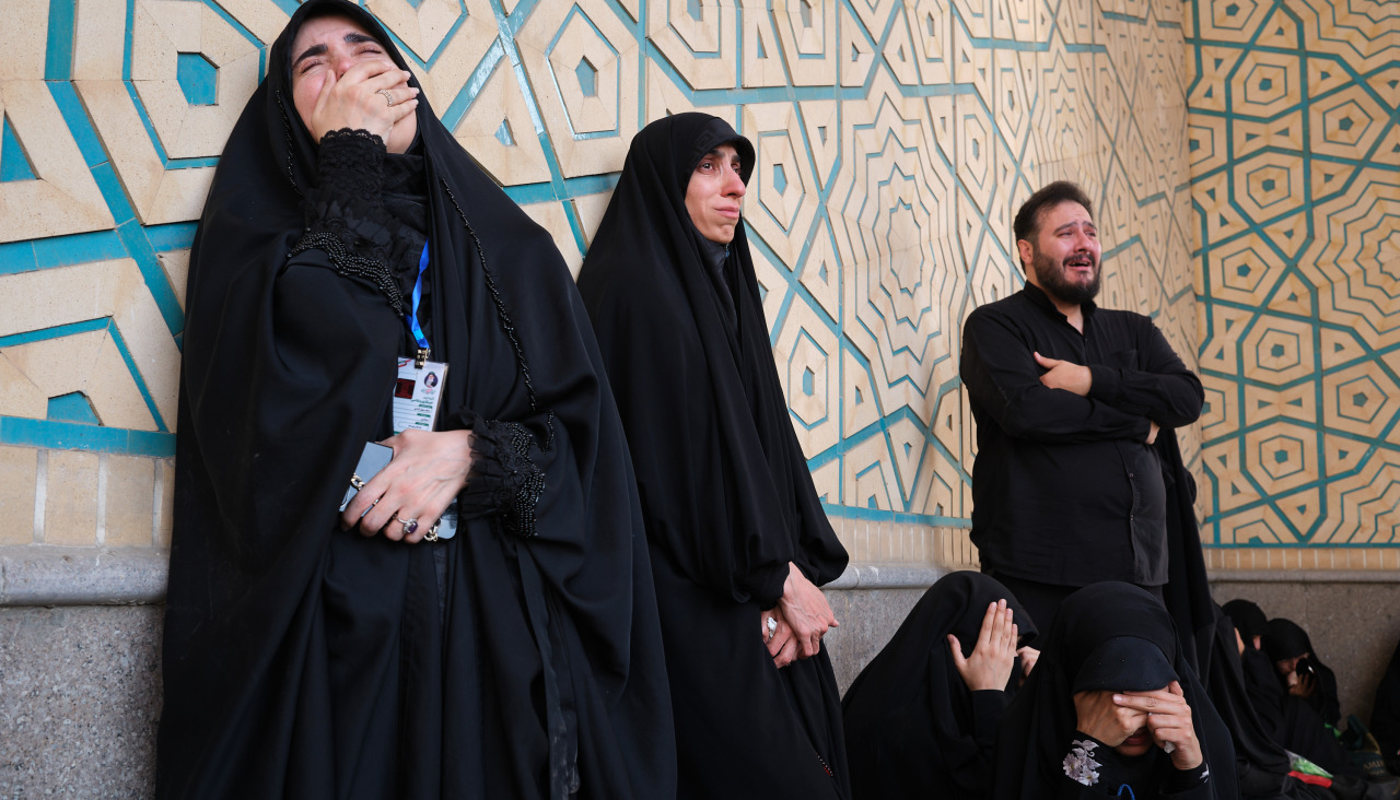 Un grupo de personas llora en los funerales del asesinado líder supremo de Irán Alí Jameneí
