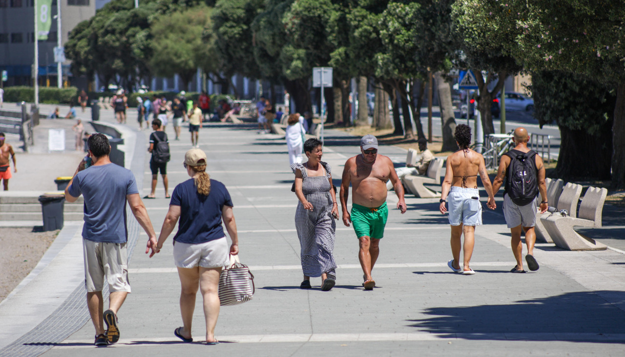 Gente caminando por el Paseo Marítimo de A Coruña