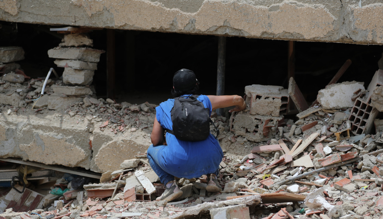 Una persona observa dentro de los escombros de un edificio en La Guaira