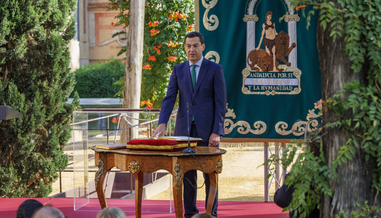 El líder del PP-A, Juanma Moreno, pronuncia la fórmula de juramento de su cargo para tomar posesión por tercera vez como presidente de la Junta de Andalucía