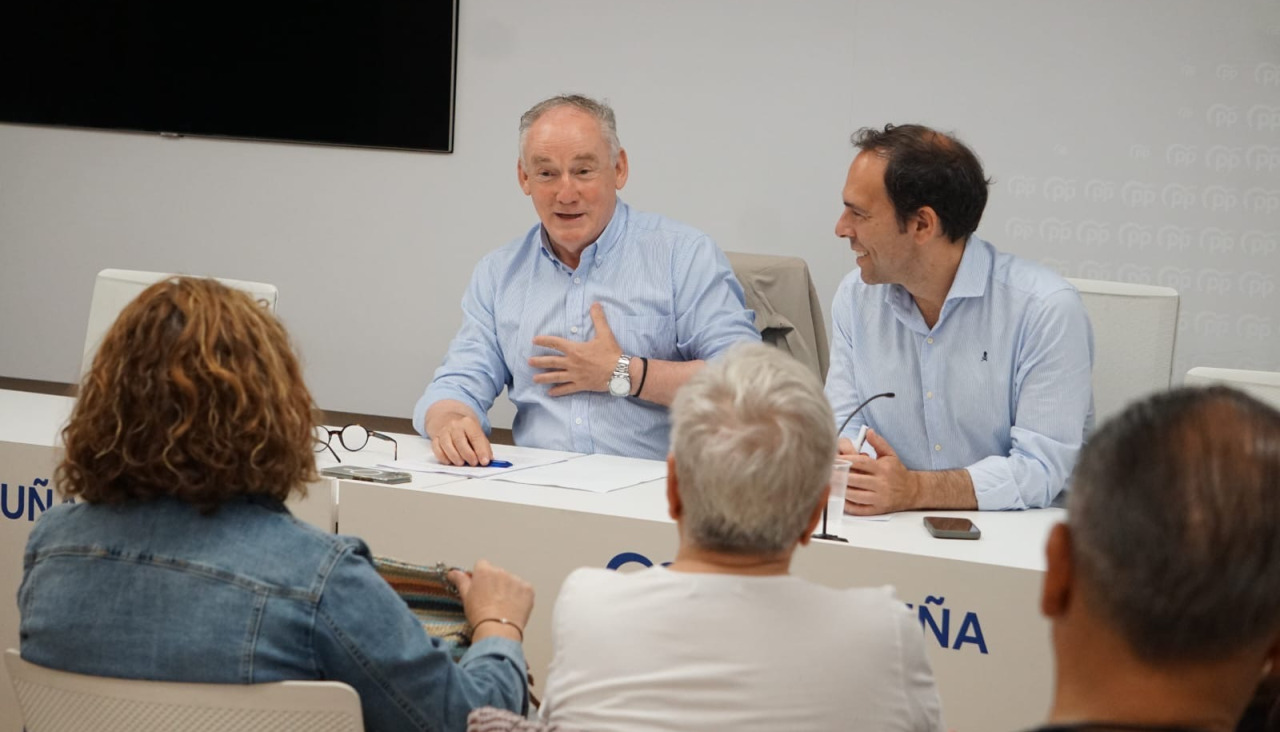 Reunión del Comité de Barrios, con Miguel Lorenzo en el centro