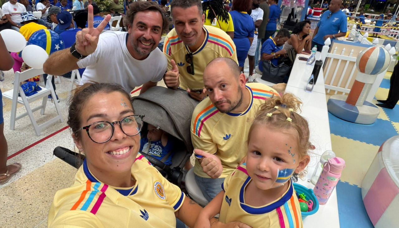 La familia de coruñeses, en primer plano, con unos amigos en Curazao disfrutando del Mundial