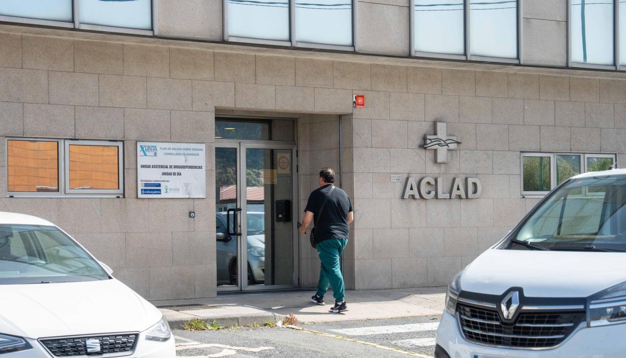 Puerta principal de la sede de Aclad en A Grela