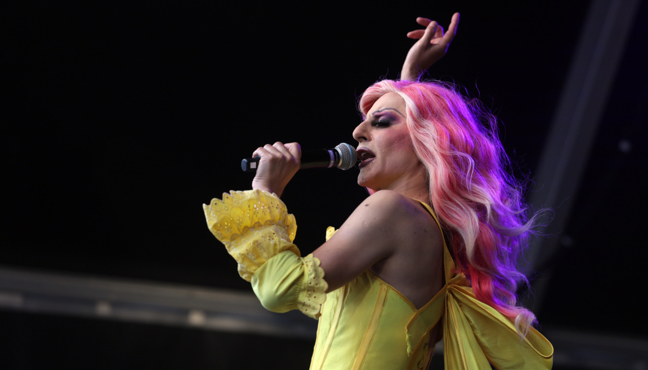 Con la presentación de La cantante, DJ y drag queen Kika Lorace, una de las grandes referentes de la escena Lgtbi estatal gracias a su estilo reivindicativo, comenzó el festival, este domingo, al más puro estilo Raphael.