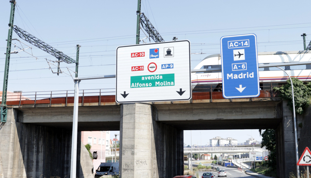 Un tren cruza por encima del puente, este domingo