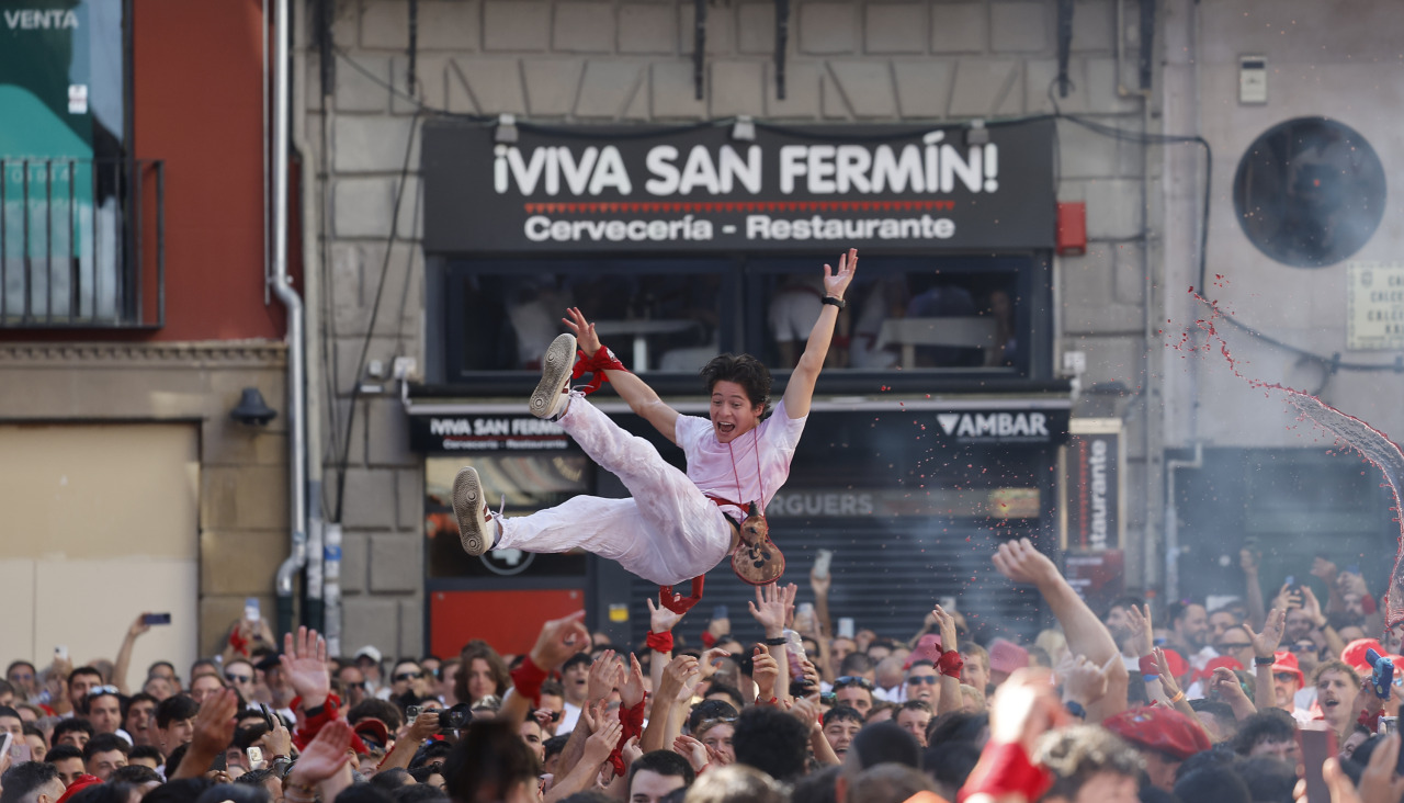 Vista del ambiente en la Plaza de Ayuntamiento este lunes antes del Chupinazo a cargo de dos representantes de la Subdirección de Urgencias de Navarra con el que da comienzo los Sanfermines 2026, nueve días festivos para los que se han programado más de 500 actos. EFE/ Villar López