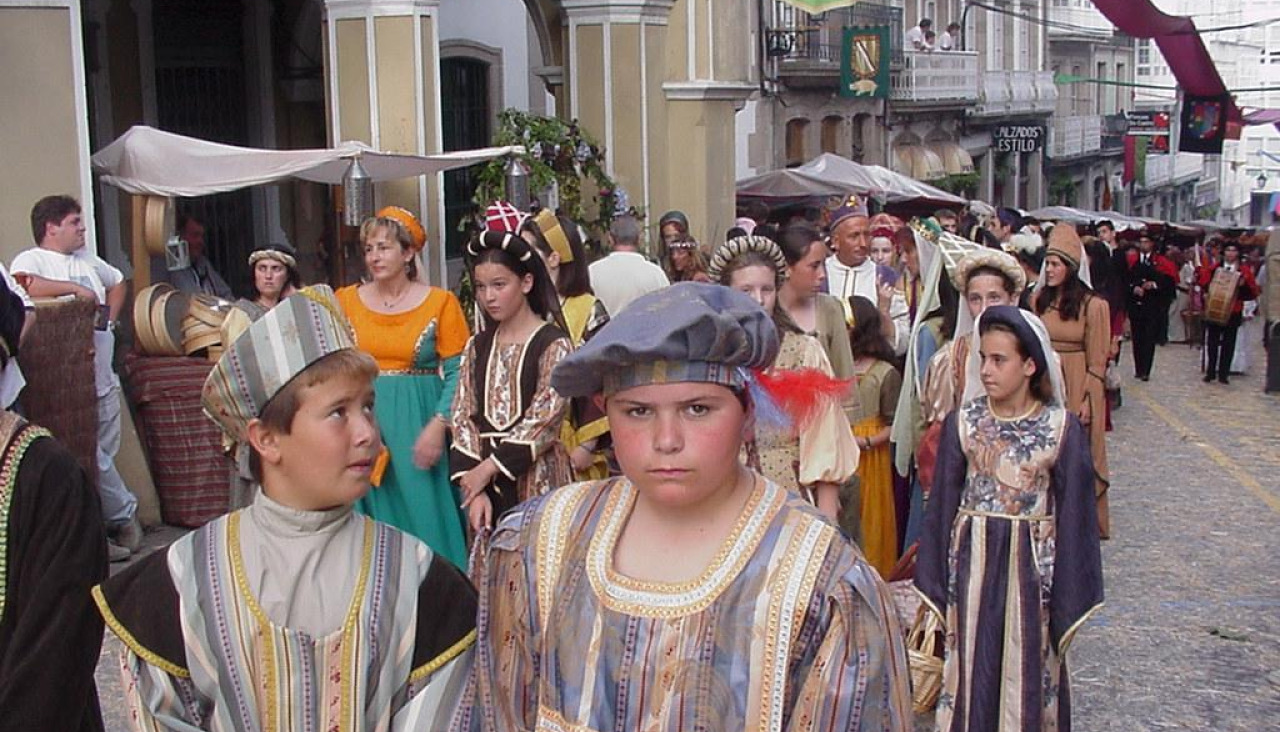 L *** Local Caption *** 7 JULIO 2001 PORTADALA FERIA FRANCA LLENA BETANZOS DE AMBIENTE MEDIEVAL Y DE VISITANTESEN LA FOTO DESFILE DE FIGURANTES VESTIDOS CON TRAJES DE EPOCA