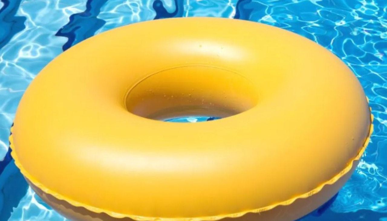 Imagen de un flotador en una piscina