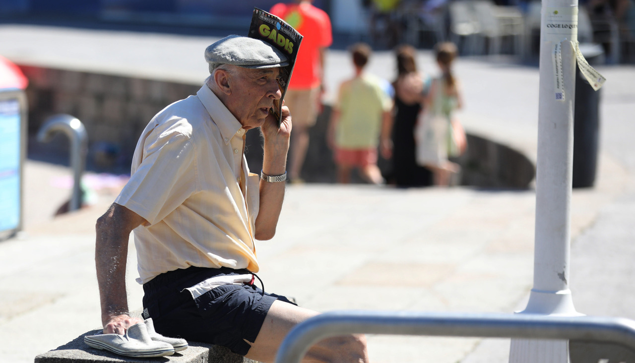 Una persona se intenta refugiar del calor en A Coruña
