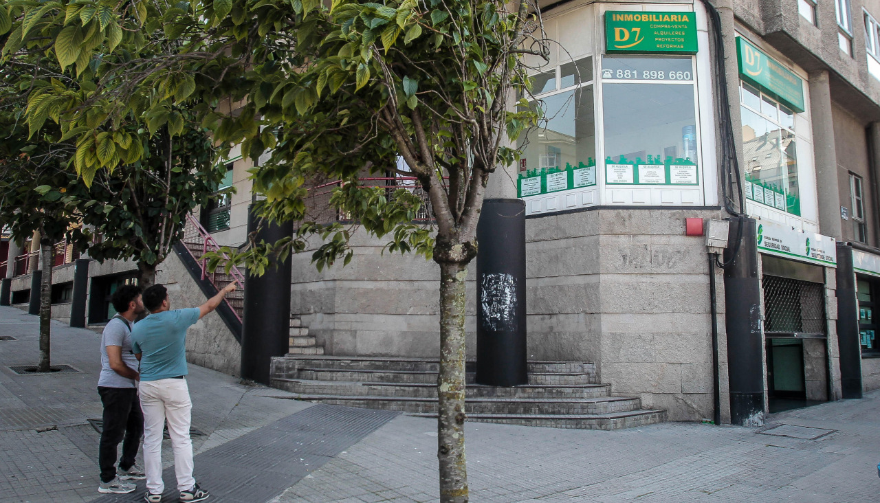 Dos personas señalan a la inmobiliaria D7, en la calle Fernando Rey