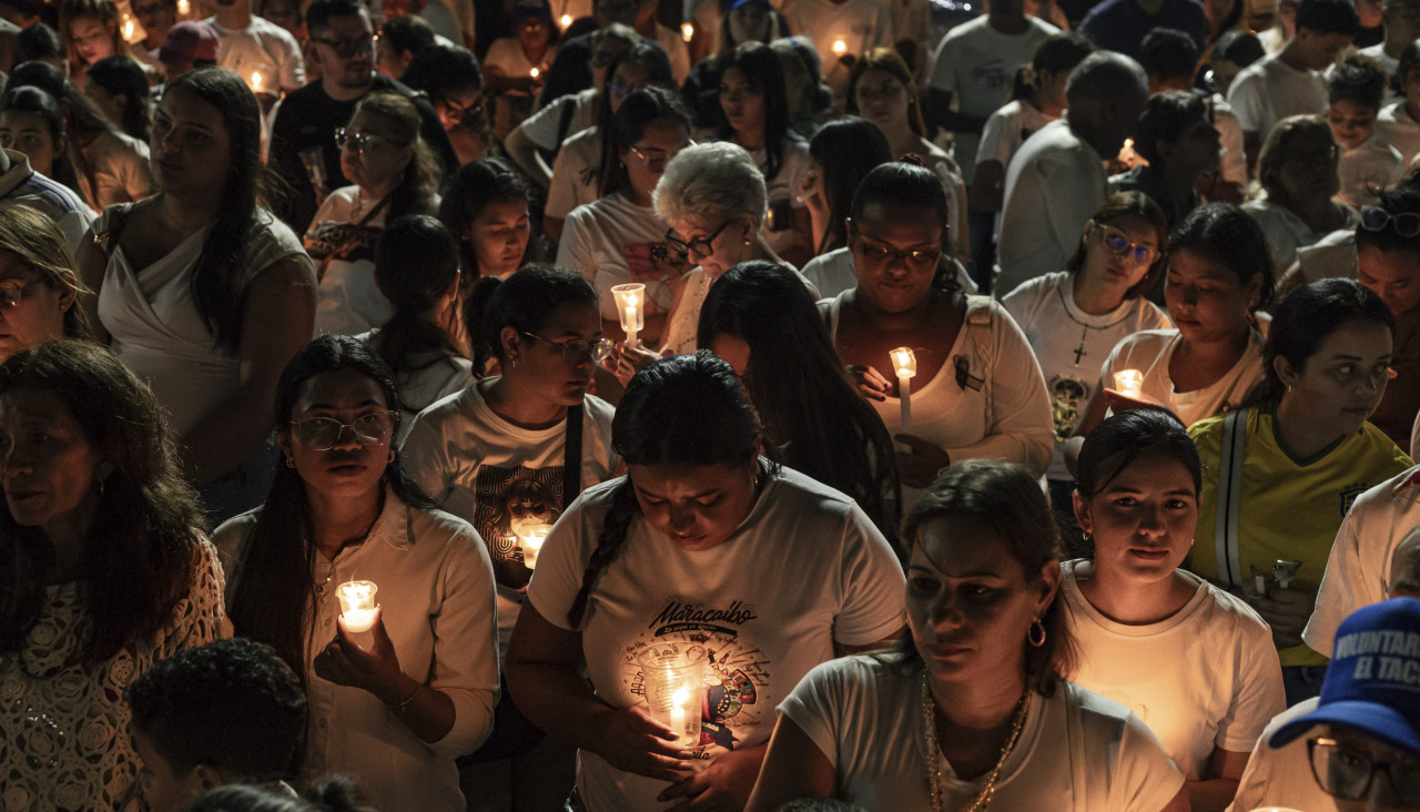 Un grupo de personas participa en una vigilia realizada este domingo en Caracas, en honor a las victimas de los terremotos