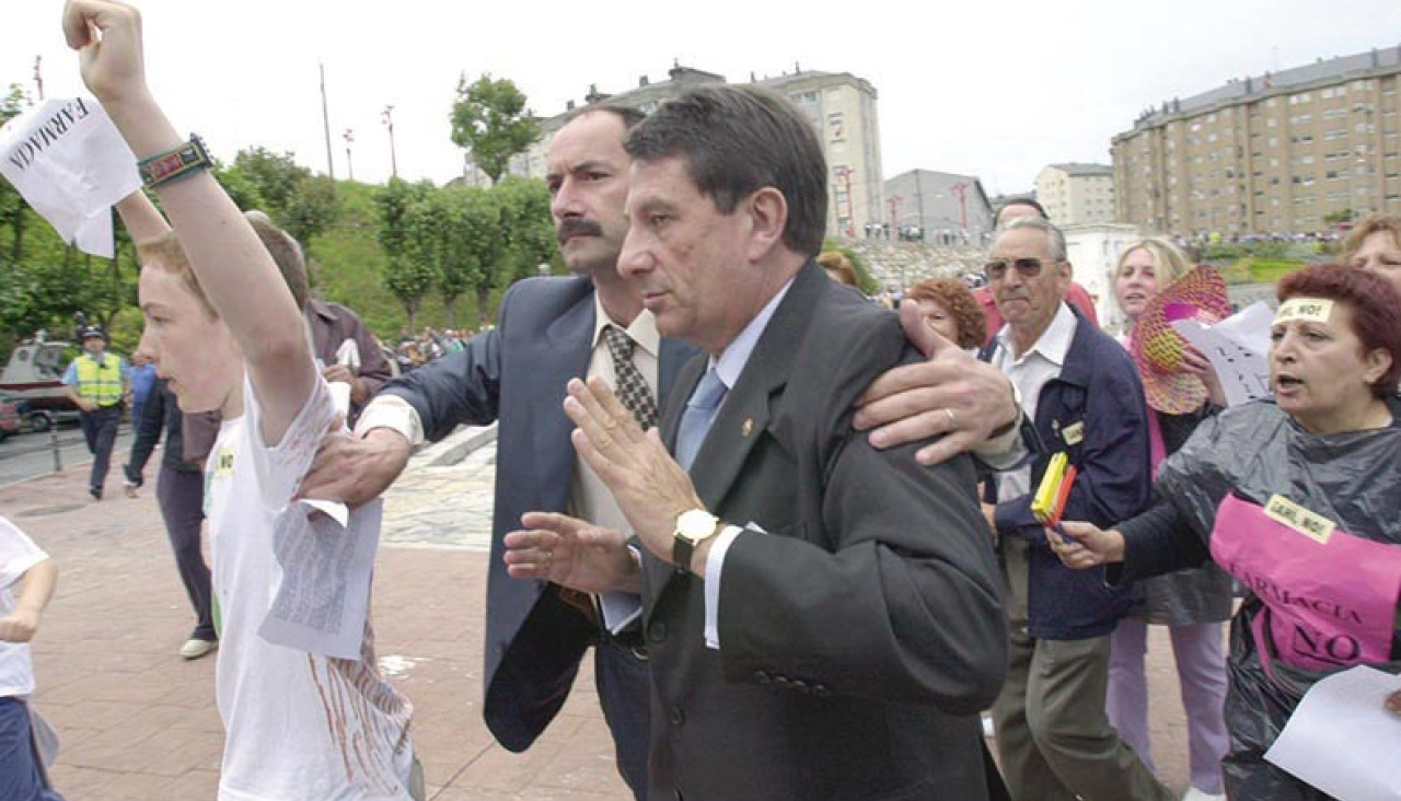 L *** Local Caption *** 8 JULIO 2001 PAGINA 5EL ACALDE DE A CORUâA FRANCISCO VAZQUEZ ACUDIO A INAUGURAR UN MURAL DEL ARTISTA GERARDO PORTO EN EL CLUB DE MAR DE SAN AMARO Y LOS VECINOS DE ADORMIDERAS LE PREPARARON UN RECIBIMIENTO QUE EN CIERTOS MOMENTOS ADQUIRIO TINTES AGRESIVOSEN LA FOTO VAZQUEZ CON UN GUARDAESPALDES EN MEDIO DE INSULTOS DE LOS VECINOS