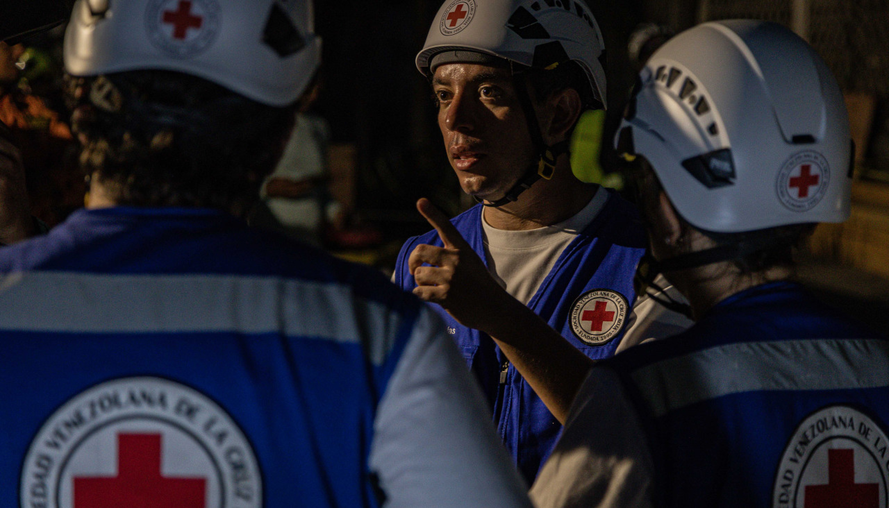UN grupo de rescatistas de la Cruz Roja Venezolana trabajando en La Guaira, tras el doble terremoto en Venezuela