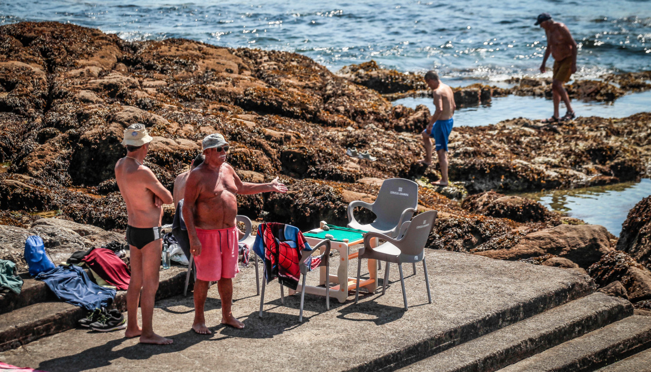 Varias personas disfrutan en la playa de Riazor de una de las jornadas calurosas de este mes de julioDía de sol y calor en a CoruñaA Coruña se abona a los 30 grados y ya van cinco jornadas en un mes en las que se supera esta barreraPasadas las 14.20 horas la estación del Observatorio llegó a los 33,9, el segundo valor más alto de este 2026