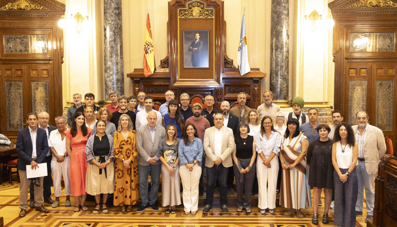 Rey, junto con los representantes de las entidades, ayer