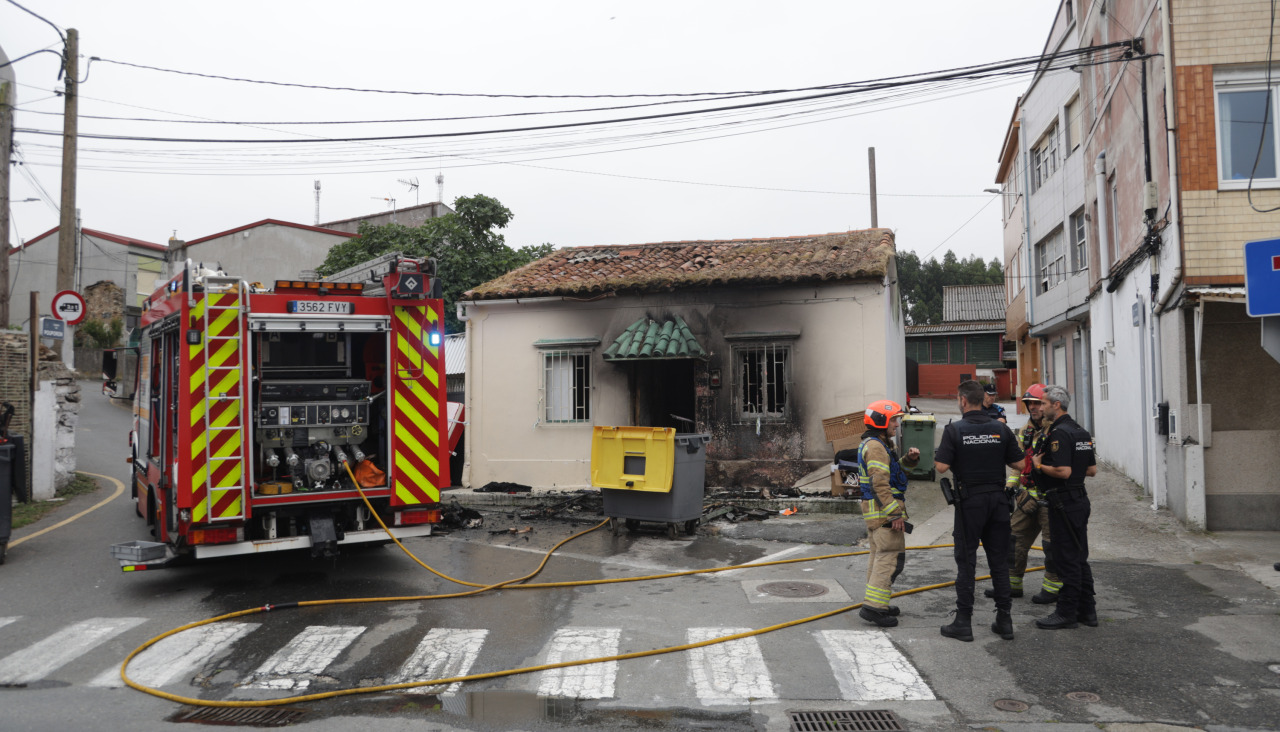 Bomberos acuden a un nuevo conato de fuego en Mesoiro.JPG