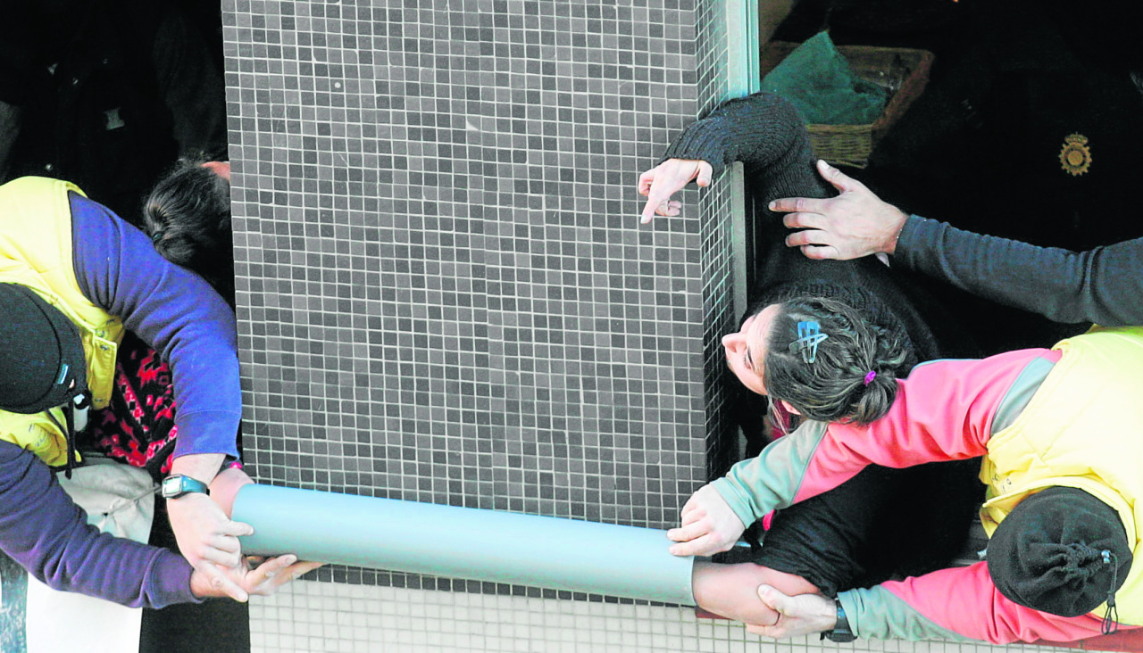 Desalojo en O Castrillón en 2014, donde se encadenaron a través de la ventana para tratar de resistirse a las autoridades