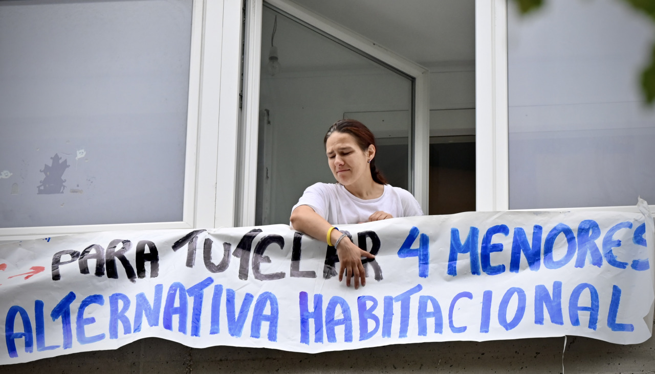 Alrededor de 70 personas se han concentrado en la mañana de este jueves frente al número 4 de la calle Vicente Aleixandre, en el barrio coruñés de Monelos, para protestar contra el desalojo de una madre refugiada ucraniana con cuatro hijos