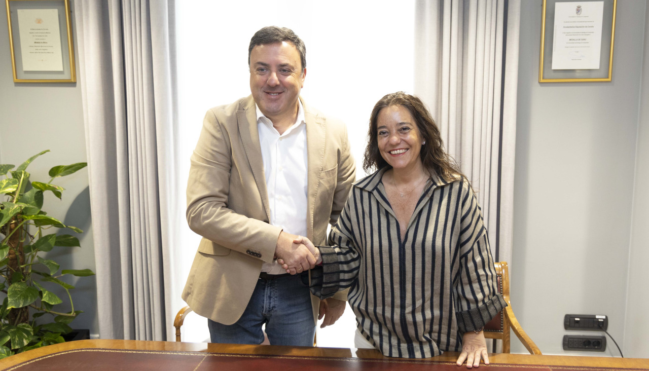 La alcladesa, Inés Rey, y el presidente de la Diputación, Valentín González Formoso, firman un convenio para la OSG