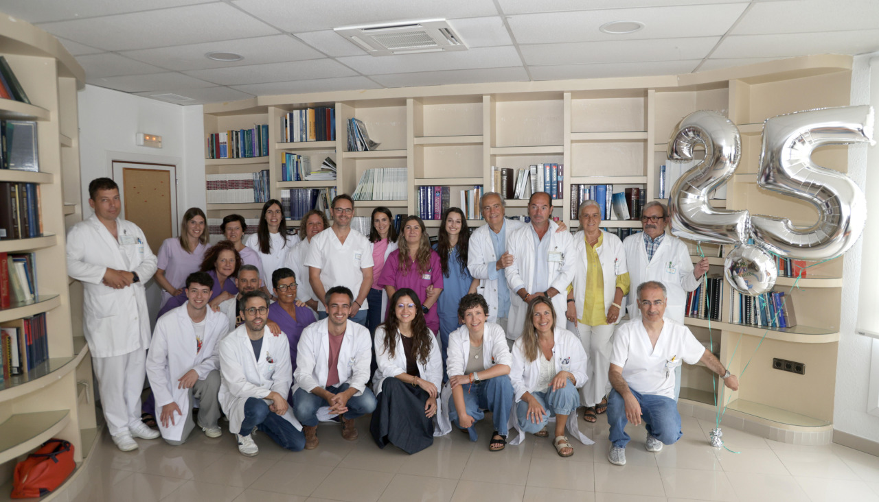 El doctor Alfonso Mariño (arriba, cuarto por la derecha) y Carlos Fernández (primero por abajo) junto al equipo de Oncológico