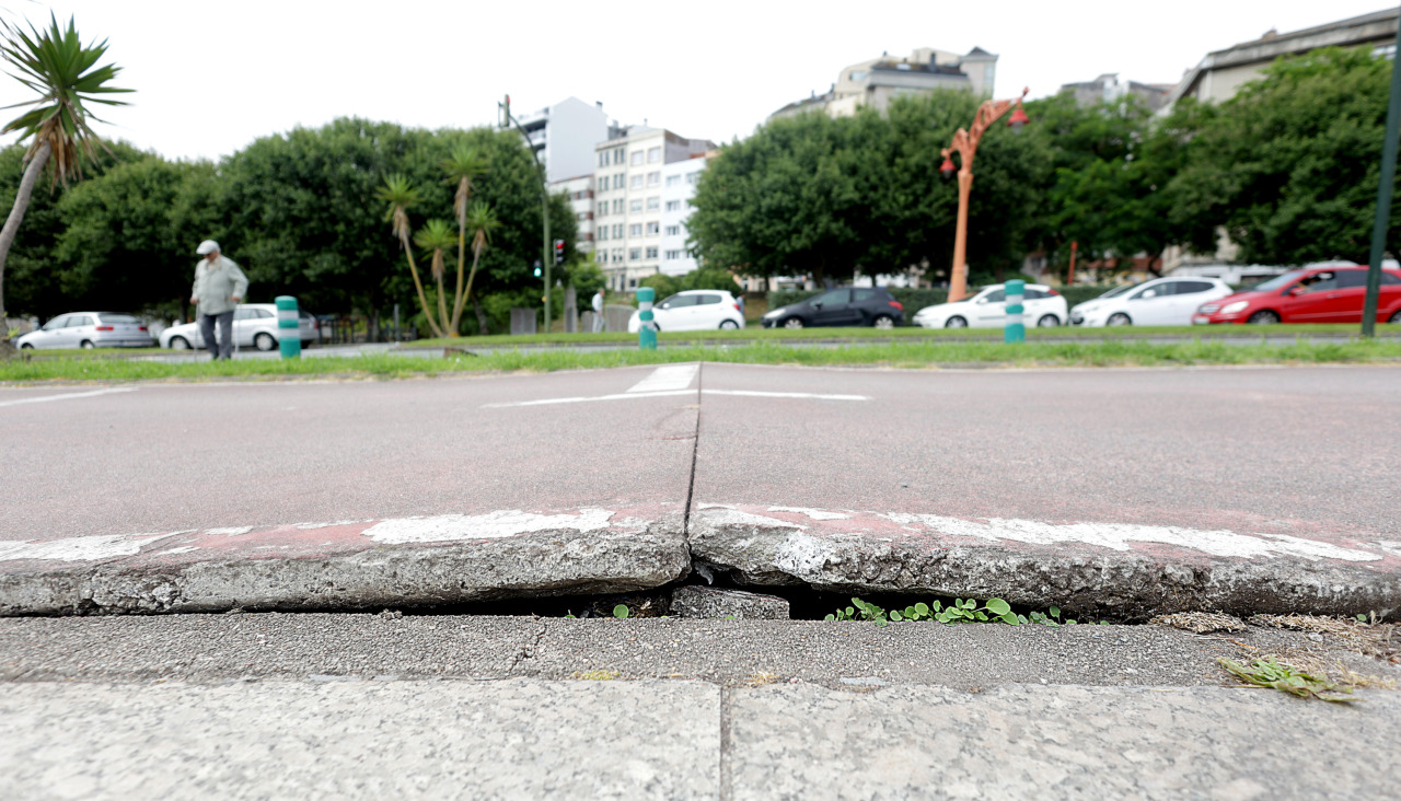 El tramo del carril bici afectado, en el Paseo Marítimo, cerca de la residencia de mayores Torrente Ballester