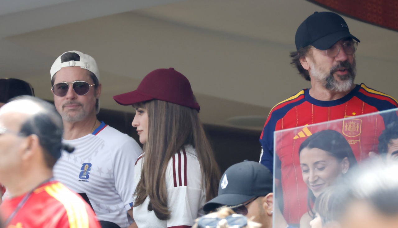 El actor estadounidense Brad Pitt (i), la actriz española Penélope Cruz (2-i) y el actor español Javier Bardem (d) asisten este viernes, a un partido de cuartos de final del Mundial de la FIFA 2026