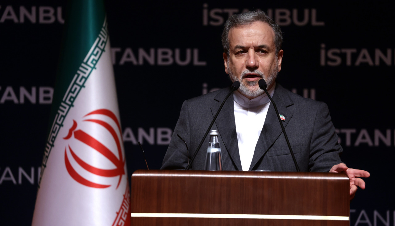 El ministro de Exteriores de Irán, Abás Araqchí, en una rueda de prensa en Estambul (Turquía), dijo que EE.UU. ha "traicionado la diplomacia" y "cruzado todas la líneas rojas" al atacar tres instalaciones nucleares en su país, lo que supone una "violación imperdonable del derecho internacional".