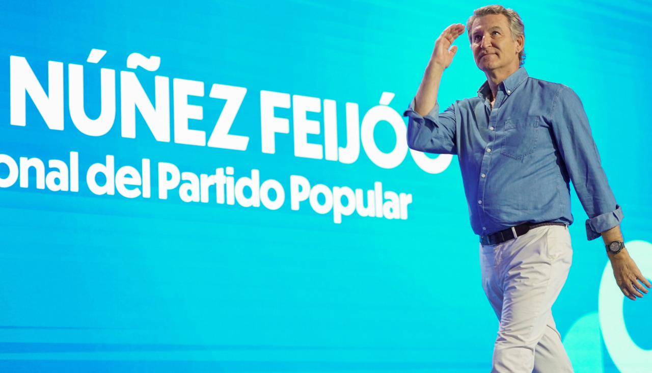 Feijóo saluda a su llegada al congreso de Nuevas Generaciones