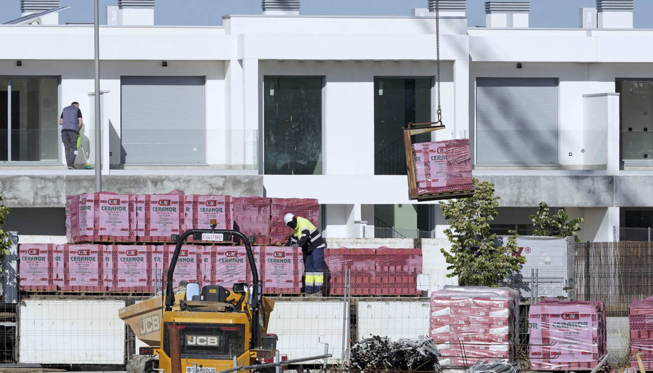 un grupo de albañiles trabaja en la construcción de una urbanización