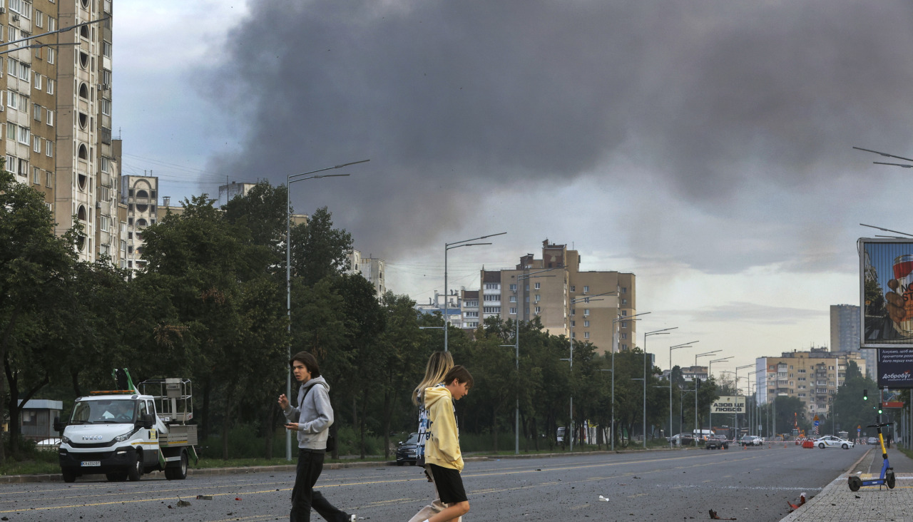 Una nube de humo se alza en Kiev tras un ataque ruso