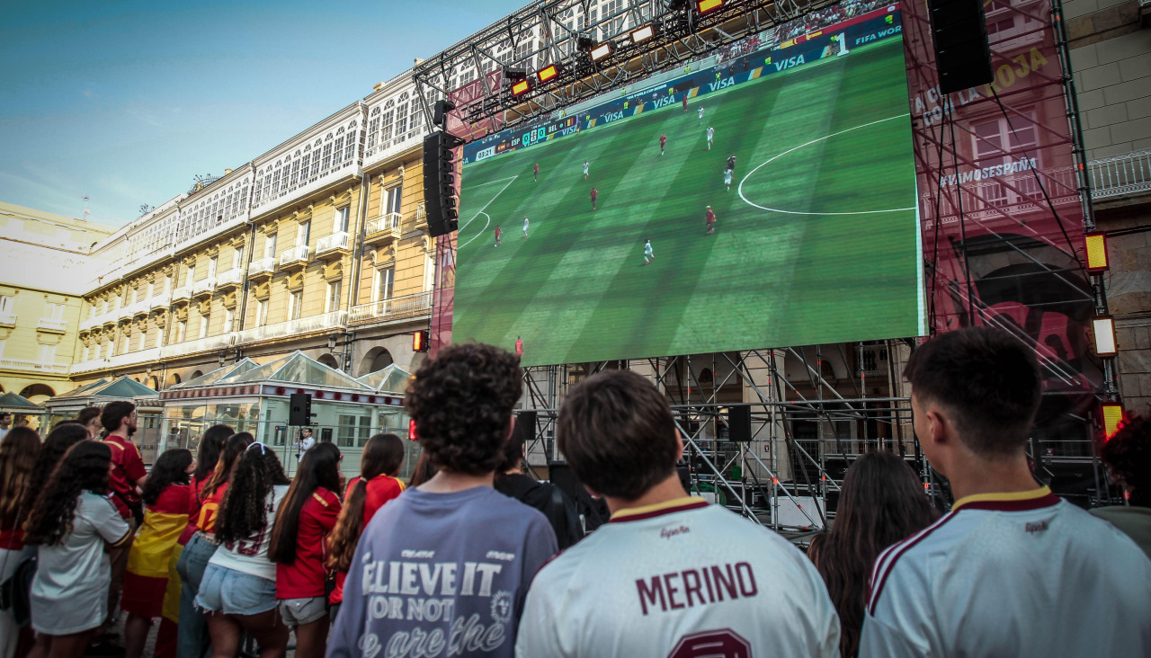 Aficionados en María Pita, el viernes pasado, ante la pantalla gigante