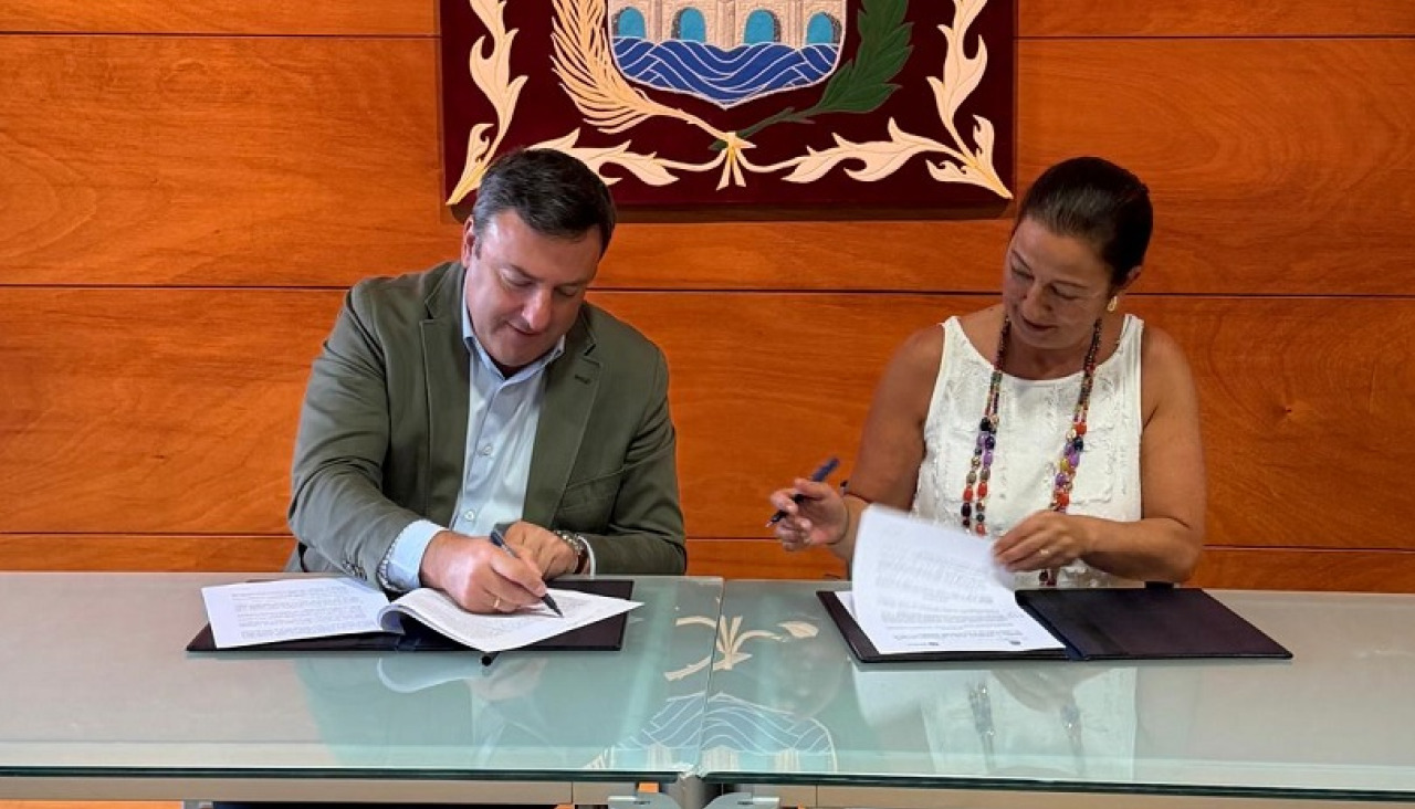 Firma del convenio en Betanzos