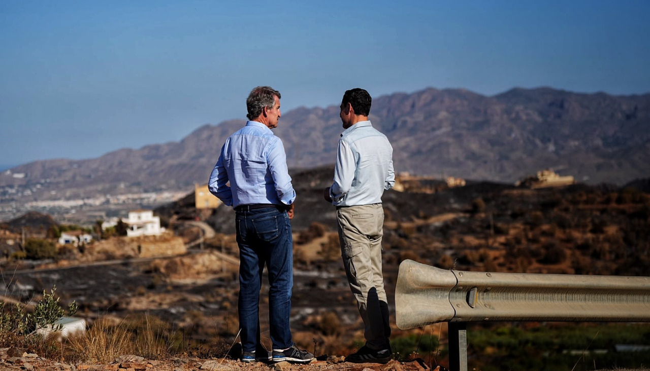 Núñez Feijóo (i) y Juanma Moreno (d), durante su visita al puesto de mando del incendio de Los Gallardos, este lunes